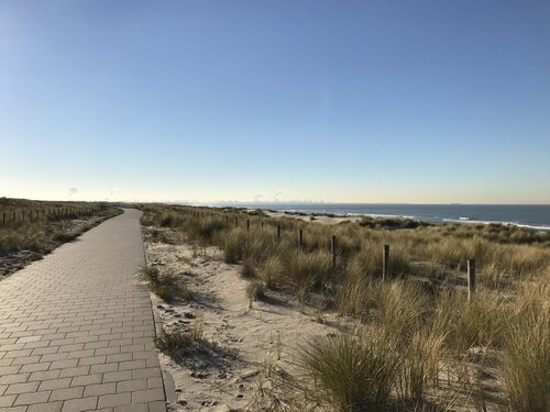 In the Netherlands there is no shortage of dykes. Many of them have long straight bike lines on them. This one is near